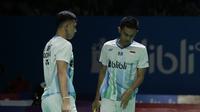 Ganda putra Indonesia, Fajar Alfian / Muhammad Rian, usai dikalahkan Takuro Hoki / Yugo Kobayashi pada Indonesia Open 2019 di Istora Senayan, Jumat (19/7). Fajar / Rian kalah 19-21 dan 12-21. (Bola.com/Yoppy Renato)