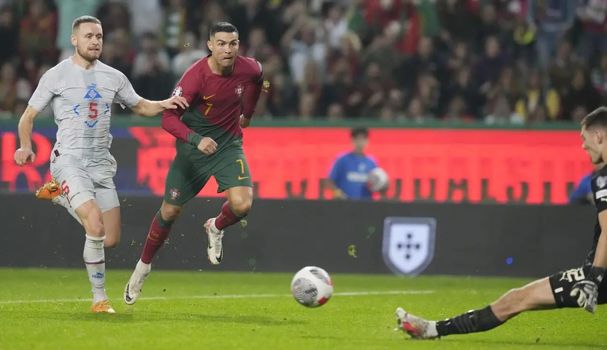 Pemain Portugal, Cristiano Ronaldo, berusaha mencetak gol ke gawang Islandia pada Kualifikasi Euro 2024 di Stadion Alvalade, Senin (20/11/2023). (AP Photo/Armando Franca)