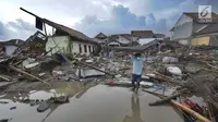 Warga mengumpulkan perkakas dari bangunan rumahnya yang rusak akibat terjangan tsunami di Kampung Sumur Pesisir, Pandeglang, Banten, Senin (24/12). Pascatsunami Selat Sunda, warga pulang untuk mencari  barang berharga miliknya. (Merdeka.com/Arie Basuki)