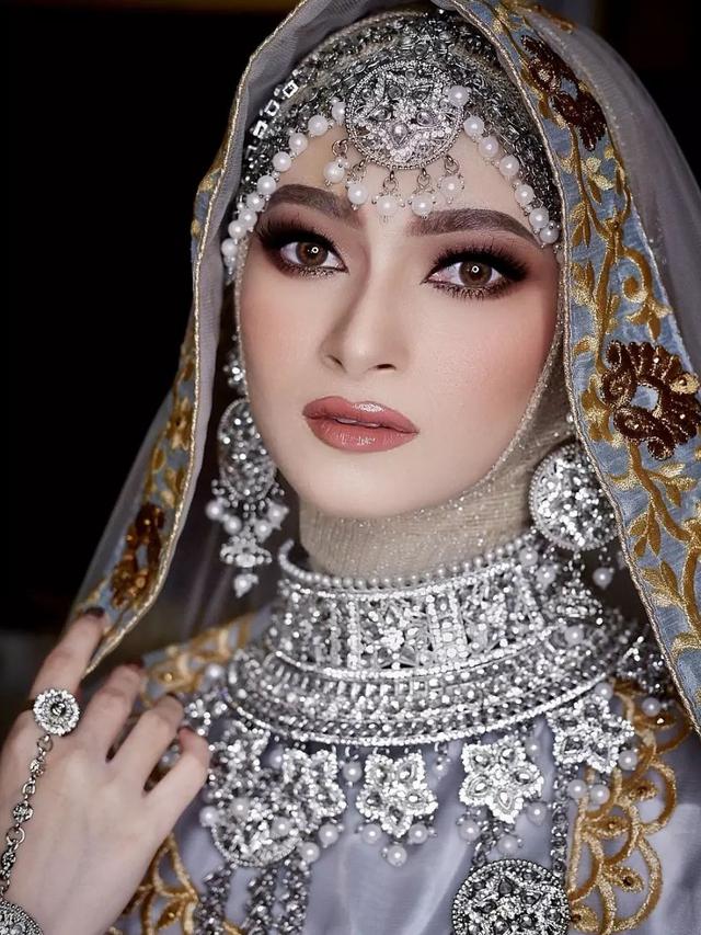 6 Potret Terbaru Valda Alviana Mantan Istri Reza DA dengan Busana India