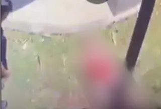 Seorang bocah berinisial MWP (6) terkapar di dekat tiang listrik setelah diduga menjadi korban perundungan di Senen. (Dok. tangkapan layar @balewartawanjakpus10)