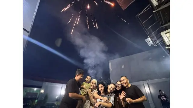 Artis Rayakan Tahun Baru di Rumah