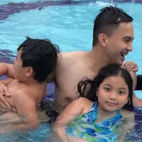 Sahrul Gunawan dan  tiga anaknya (Instagram/@_sahrulgunawan_)