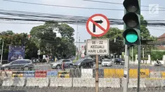 Kawat berduri dan barier beton memblokade jalan ke arah gedung KPU, Jakarta, Minggu (30/6/2019). Penjagaan gedung KPU diperketat dengan menutup Jalan Imam Bonjol menjelang rapat pleno terbuka penetapan pasangan calon presiden dan wakil presiden terpilih Pemilu 2019. (merdeka.com/Iqbal S Nugroho)