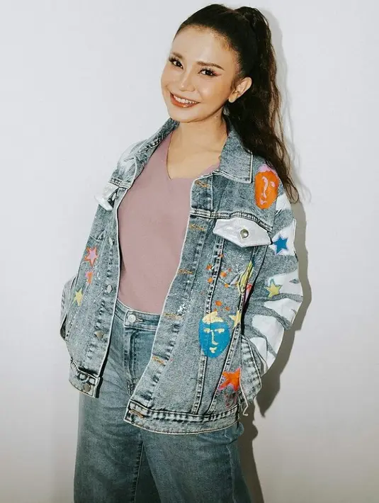 Memadukan lebih dari satu denim item pada satu look ternyata juga bisa membuatmu terlihat stylish. Jangan ragu untuk kenakan item jeans dengan sedikit motif seperti dalam foto Rossa ini. (FOTO: Instagram.com/Itsrossa910).