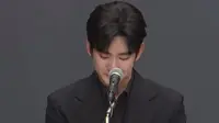 Kim Soo Hyun menangis saat menggelar konferensi pers. (dok. X@IrisBarryAllen)