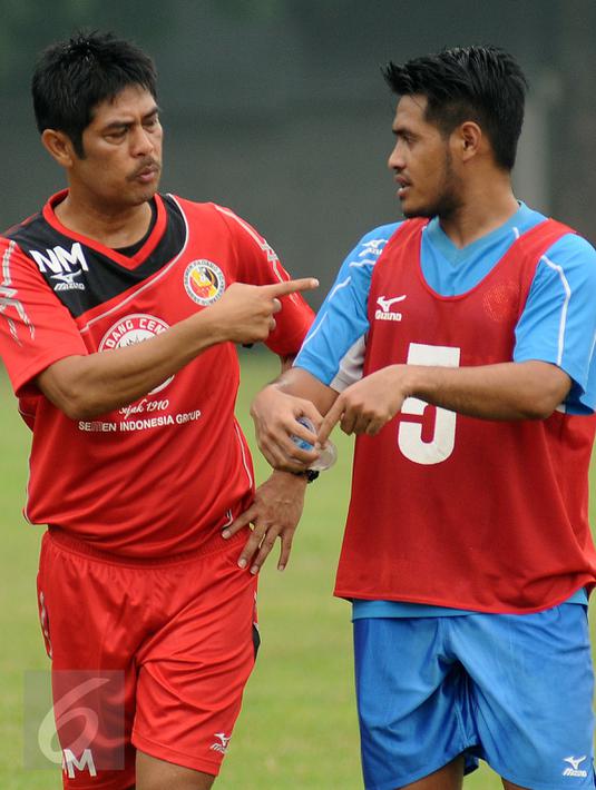 Pelatih Semen Padang Nil Maizar (kiri) berbincang dengan pemainnya usai latihan di Lapangan Sutasoma, Jakarta, Jumat (22/1/2016). Latihan ini persiapan menghadapi Mitra Kukar di final piala Jenderal Sudirman. (Liputan6.com/Helmi Fithriansyah)