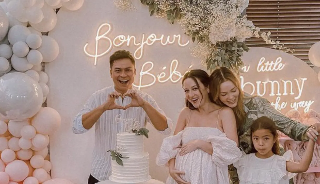 Melakukan baby shower, bahkan Julie Estelle tampak menggemaskan dalam dress bergaya bohemian.  [Foto: Julie Estelle]