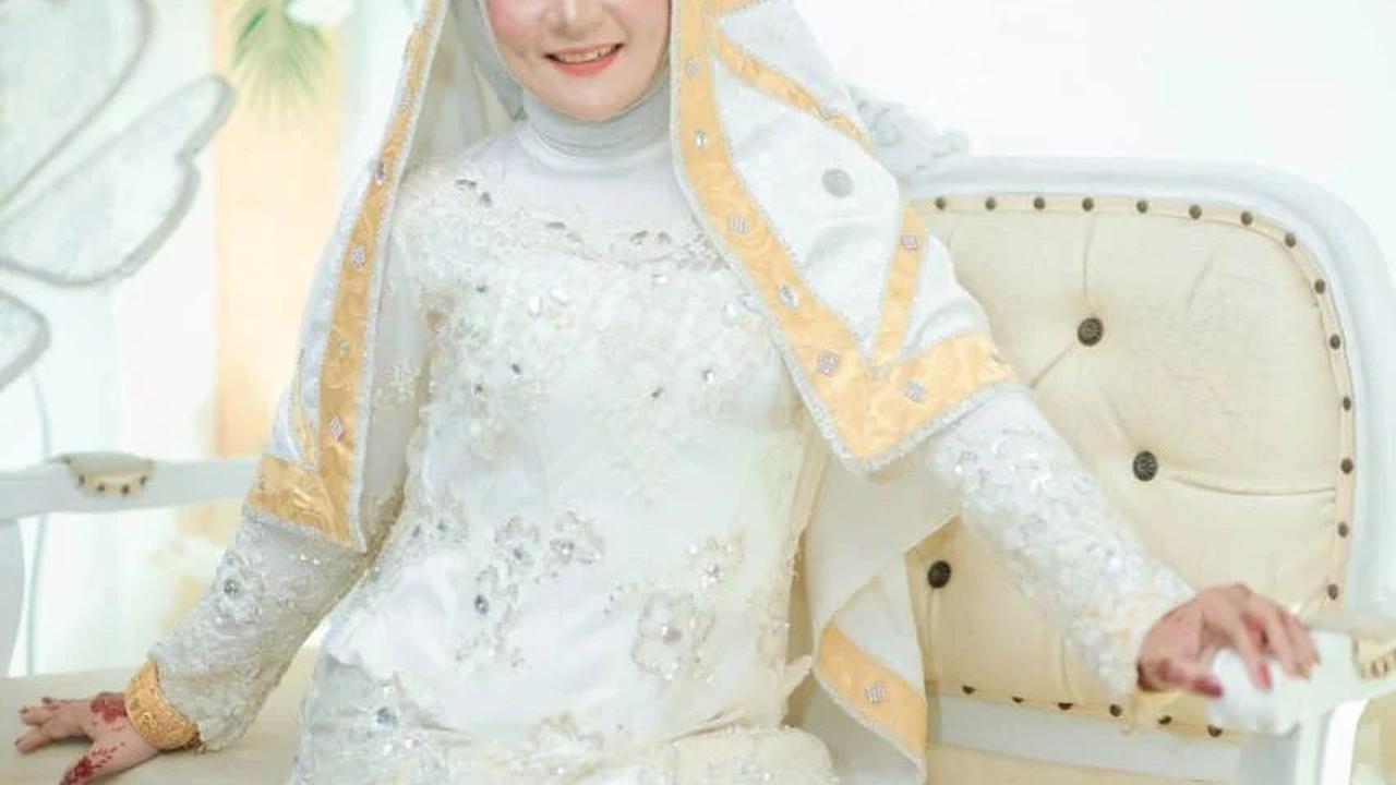 Chacha Pakai Busana Berwarna Putih