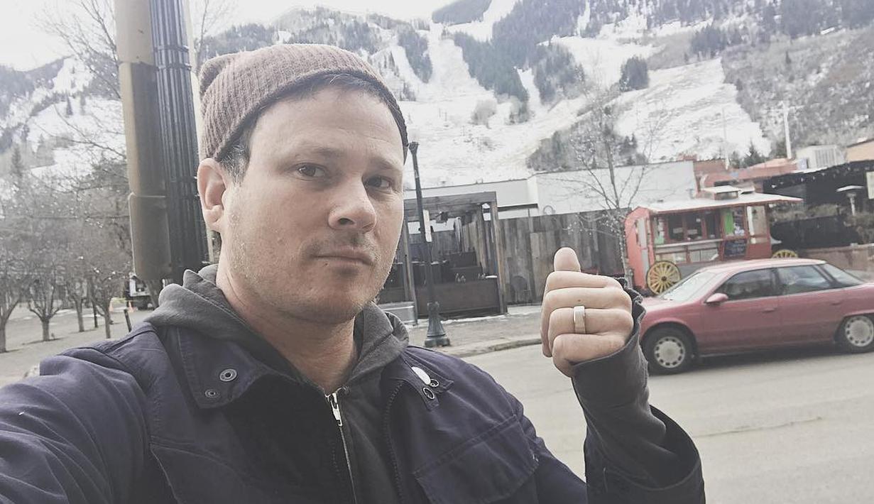 Tom DeLonge mengaku melihat UFO tahun 2015 saat sedang kemping. Ia bahkan mengaku mendengar pembicaran yang tak ia mengerti. (instagram/tomdelonge)
