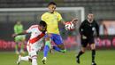 Pemain Brasil, Raphinha, berebut bola dengan pemain Peru, Miguel Trauco, pada laga kualifikasi Piala Dunia 2026 zona CONMEBOL, Rabu, (13/9/2023). Tim Samba menang dengan skor tipis 1-0. (AP Photo/Martin Mejia)