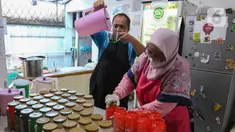 Eny bersama suaminya membuat olahan kolang kaling di industri rumahan Kolkal Griya  miliknya di Cimanggis, Depok, Jawa Barat, Rabu (13/3/2024). (merdeka.com/Arie Basuki)