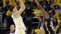 Klay Thompson (kiri) tampil ciamik untuk Golden State Warriors saat melawan New Orleans Pelicans di gim pertama semifinal NBA (AP Photo/Marcio Jose Sanchez)