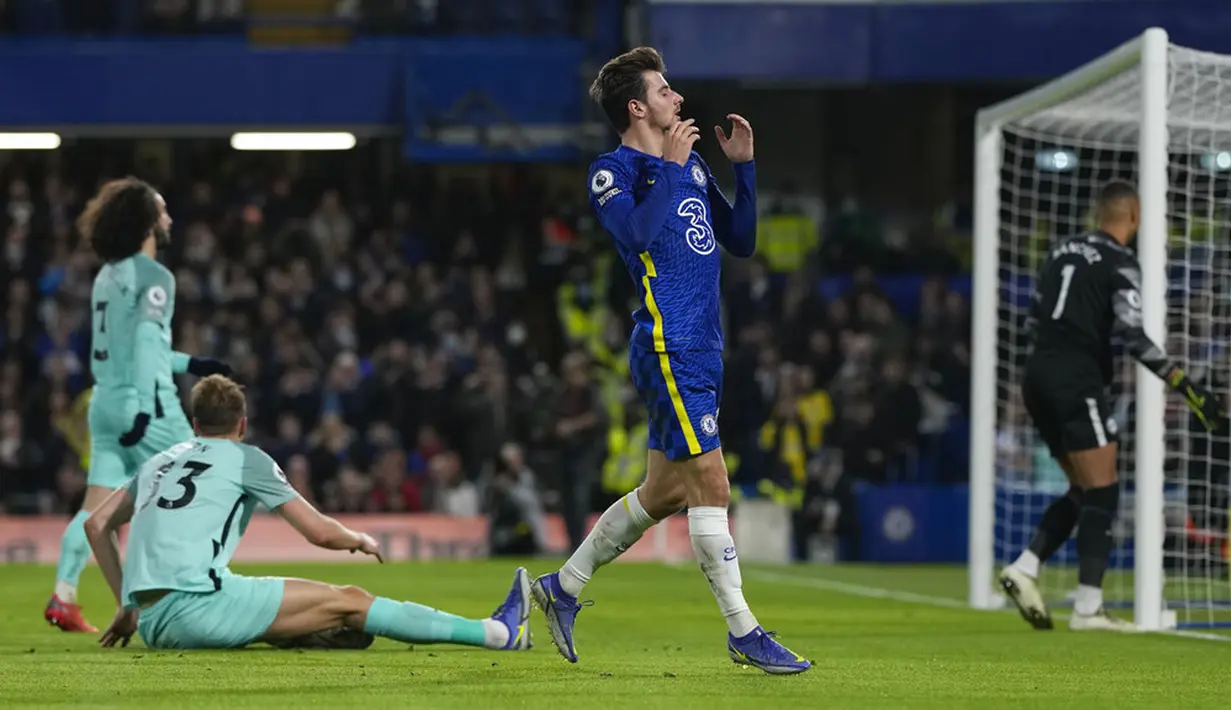 Pemain Chelsea Mason Mount (kanan) bereaksi usai kehilangan peluang mencetak gol ke gawang Brighton pada pertandingan sepak bola Liga Inggris di Stadion Stamford Bridge, London, Inggris, 29 Desember 2021. Pertandingan berakhir 1-1. (AP Photo/Alastair Grant)