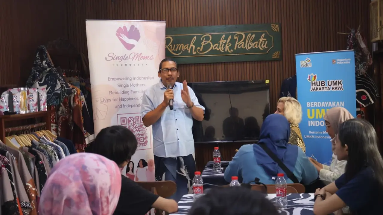 Budi Harry, Pendiri Rumah Batik Palbatu, membuka sesi pelatihan dengan edukasi dasar membatik.