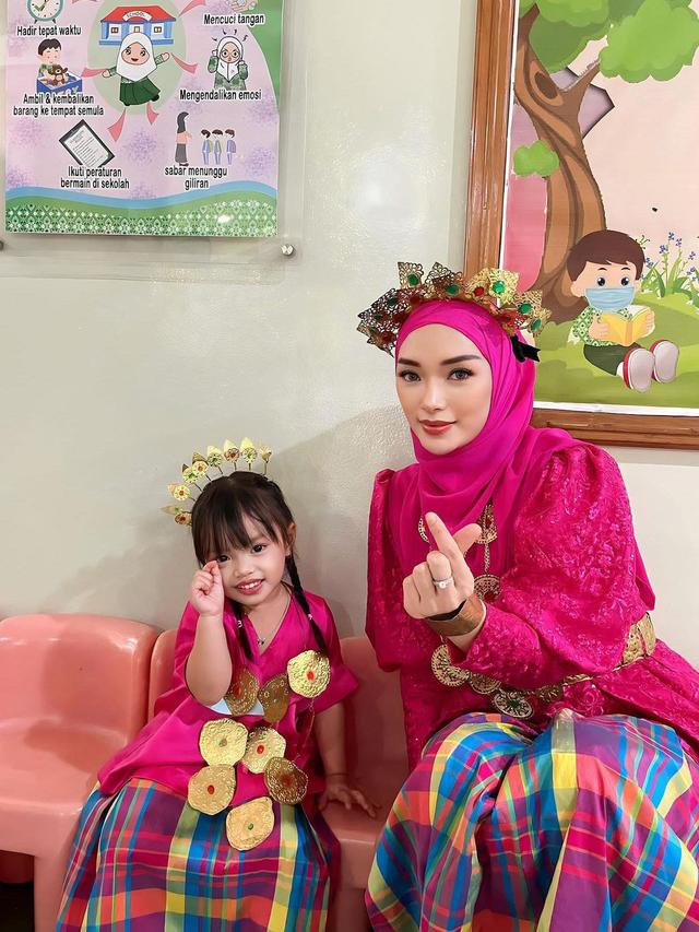 Zaskia Gotik Resmi Berhijab