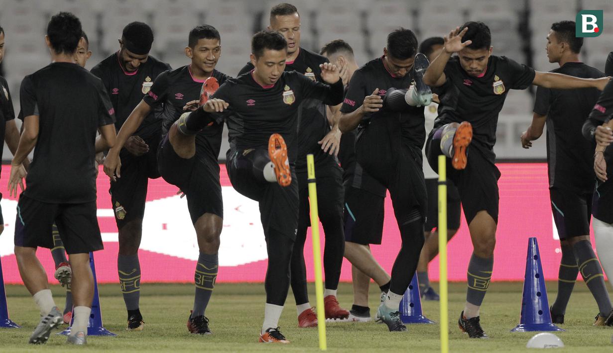 Pemain Bhayangkara FC saat latihan jelang laga perdana Liga 1 di SUGBK, Jakarta, Kamis (22/3/2018). Bhayangkara FC akan berhadapan dengan Persija. (Bola.com/M Iqbal Ichsan)