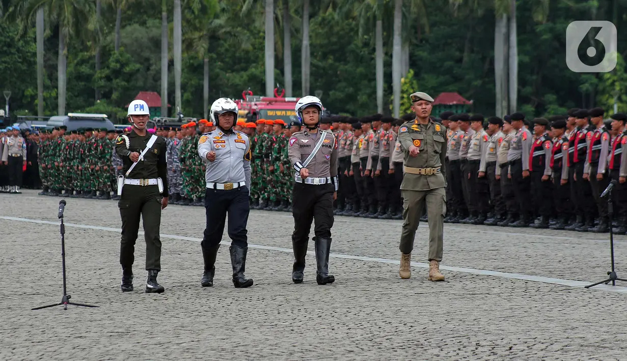 Pasukan gabungan saat mengikuti apel Operasi Lilin 2022 di Monas, Jakarta, Kamis (22/12/2022). Ratusan ribu personel gabungan dilibatkan dalam Operasi Lilin 2022. (Liputan6.com/Angga Yuniar)