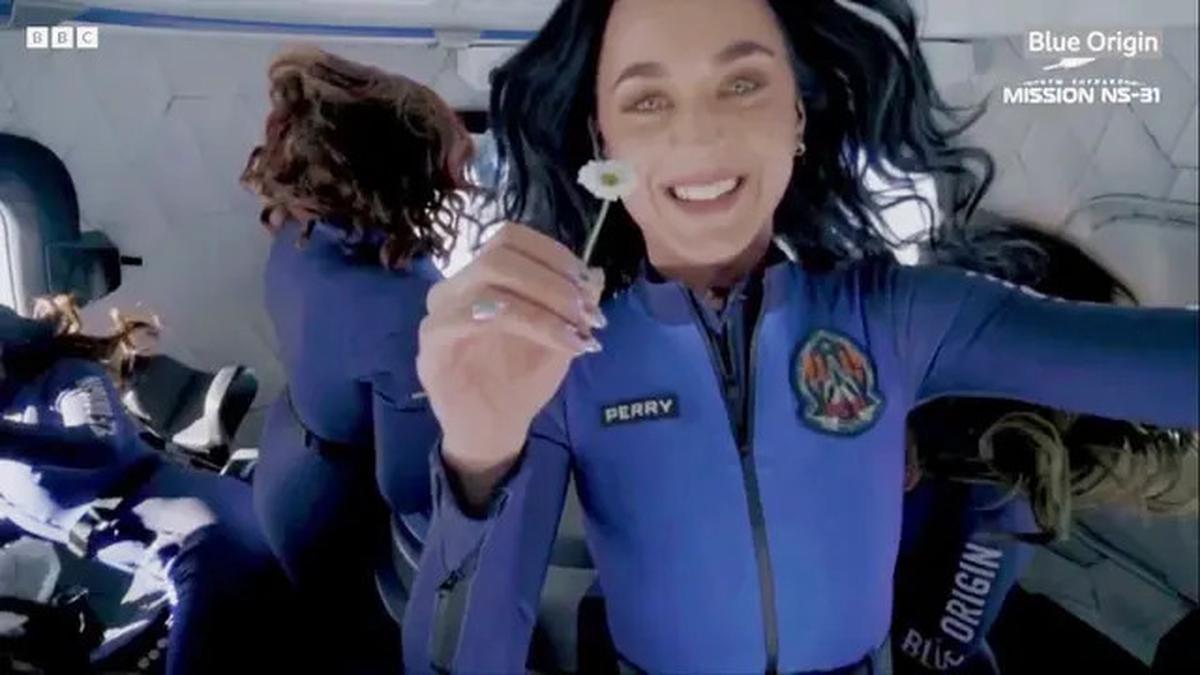 6 Potret Katy Perry Saat di Luar Angkasa, Bawa Bunga Daisy Penuh Makna
