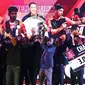 Kapten tim Persipura, Boaz Salossa mengangkat piala tim terbaik ISC 2016 saat malam penghargaan di Hotel Aryaduta Bandung, Minggu (8/1). Persipura tampil sebagai tim terbaik sekaligus juara ISC 2016. (Liputan6.com/Helmi Fithriansyah)