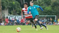 Gelandang Arema, Esteban Vizcarra, saat beruji coba melawan Perssu Sumenep di Batu, Rabu (5/4/2017). (Bola.com/Iwan Setiawan)