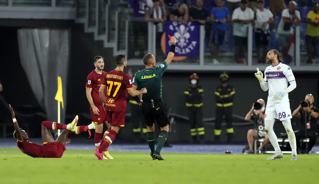 Penjaga gawang Fiorentina Bartlomiej Dragowski (kanan) menerima kartu merah karena melakukan pelanggaran terhadap pemain AS Roma Tammy Abraham (kiri) pada pertandingan Serie A di Stadion Olimpiade Roma, Italia, Minggu (22/8/2021). AS Roma menang dengan skor 3-1. (AP Photo/Gregorio Borgia)