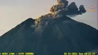 Hembusan abu vulkanik nampa terekam CCTV  di Pos Gunung Api Semeru (Istimewa)
