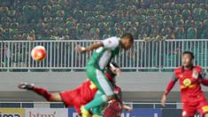 Ekspresi Suporter PS TNI saat menyaksikan timnya melawan Barito Putra pada laga Torabika SC 2016  di Stadion Pakansari, Bogor, Jumat (22/7/2016). PS TNI menang 2-1. (Bola.com/Nicklas Hanoatubun)