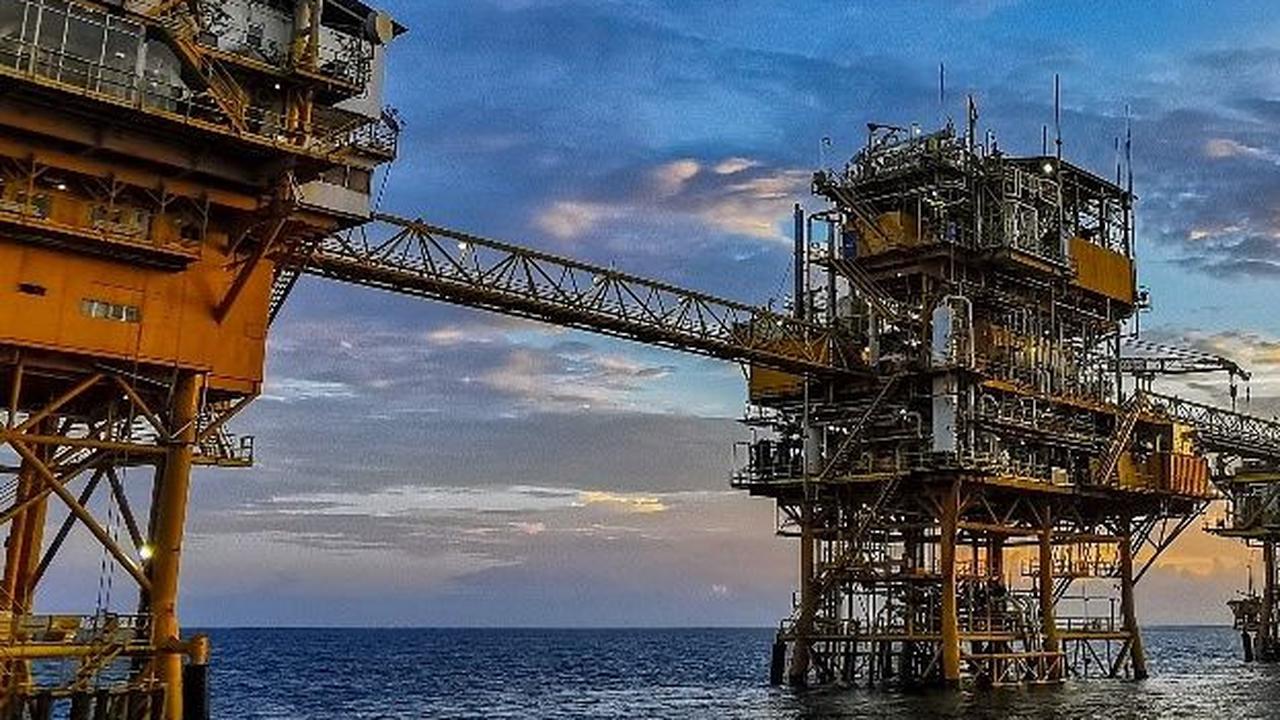 Penyebabnya, lantaran harga minyak mentah Indonesia atau Indonesian Crude Price (ICP) 2023 yang merosot jauh dibanding 2022 silam.