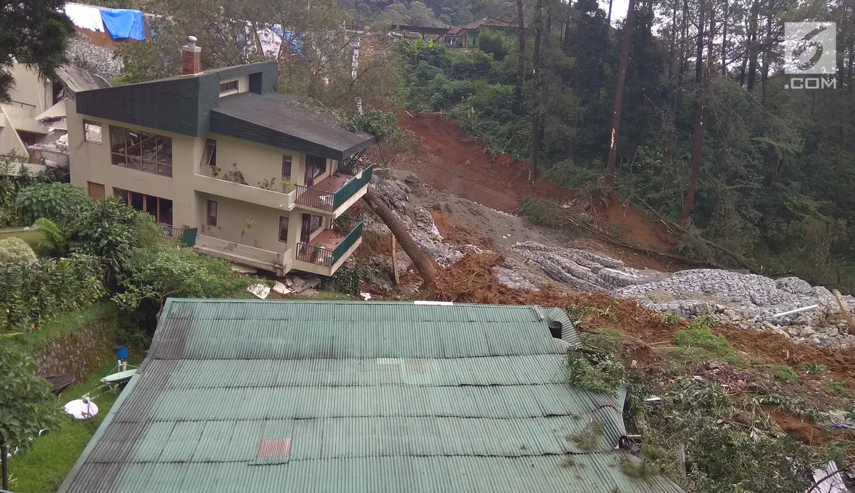 Kondisi sebuah bangunan yang tertimpa longsor di Puncak Pass, Kecamatan Cipanas, Kabupaten Cianjur, Jawa Barat(28/3). (Liputan6.com/Zelda Ivana)
