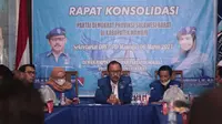 Ketua DPD Demokrat Sulawesi Barat Suhardi Duka saat menyampaikan hasil rapat konsolidasi yang menolak hasil KLB Deli Serdang (Foto: Liputan6.com/Abdul Rajab Umar)