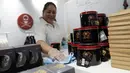 Pekerja membersihkan rak di toko baru yang didedikasikan untuk menjual merchandise resmi band rock Queen sebelum dibuka di London, Senin (27/9/2021). Band legendaris Queen membuka toko pop-up di Carnaby Street pada pekan ini untuk menandai lima dekade mereka di kancah musik (AP Photo/Alastair Grant)