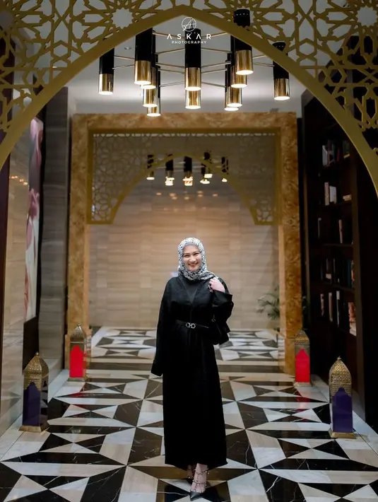 Busana muslim warna hitam tampil semarak dengan hijab bermotif. Seperti gaya Melody Laksani. [Foto: @melodylaksani92]