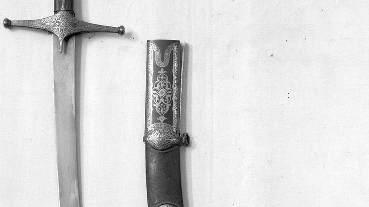 Orang Eropa menyebut pedang demikian scimitar, sementara orang Persia menyebutnya shamshir.