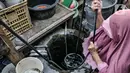 Warga menggunakan sumur timba untuk keperluan mandi, cuci, dan kakus (MCK) di kawasan Sukapura, Cilincing, Jakarta, Senin (22/3/2021). Sumur timba menjadi sumber air utama untuk keperluan MCK walau jaringan pompa listrik dan PAM sudah tersedia. (merdeka.com/Iqbal S. Nugroho)