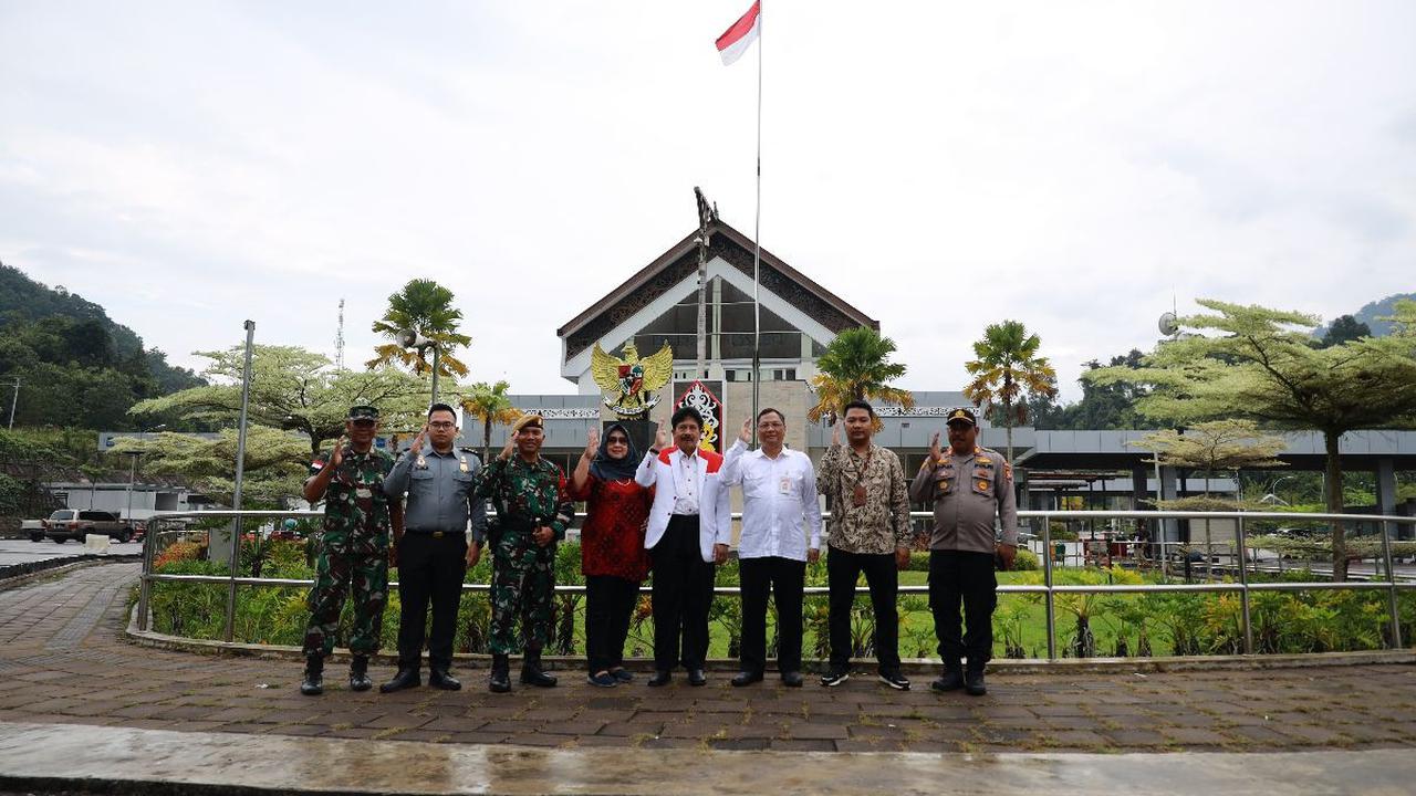 "Saat ini, kita memiliki 26 pos pengamanan di Kalimantan Barat dan harus terus di jaga", ucapnya.<br>