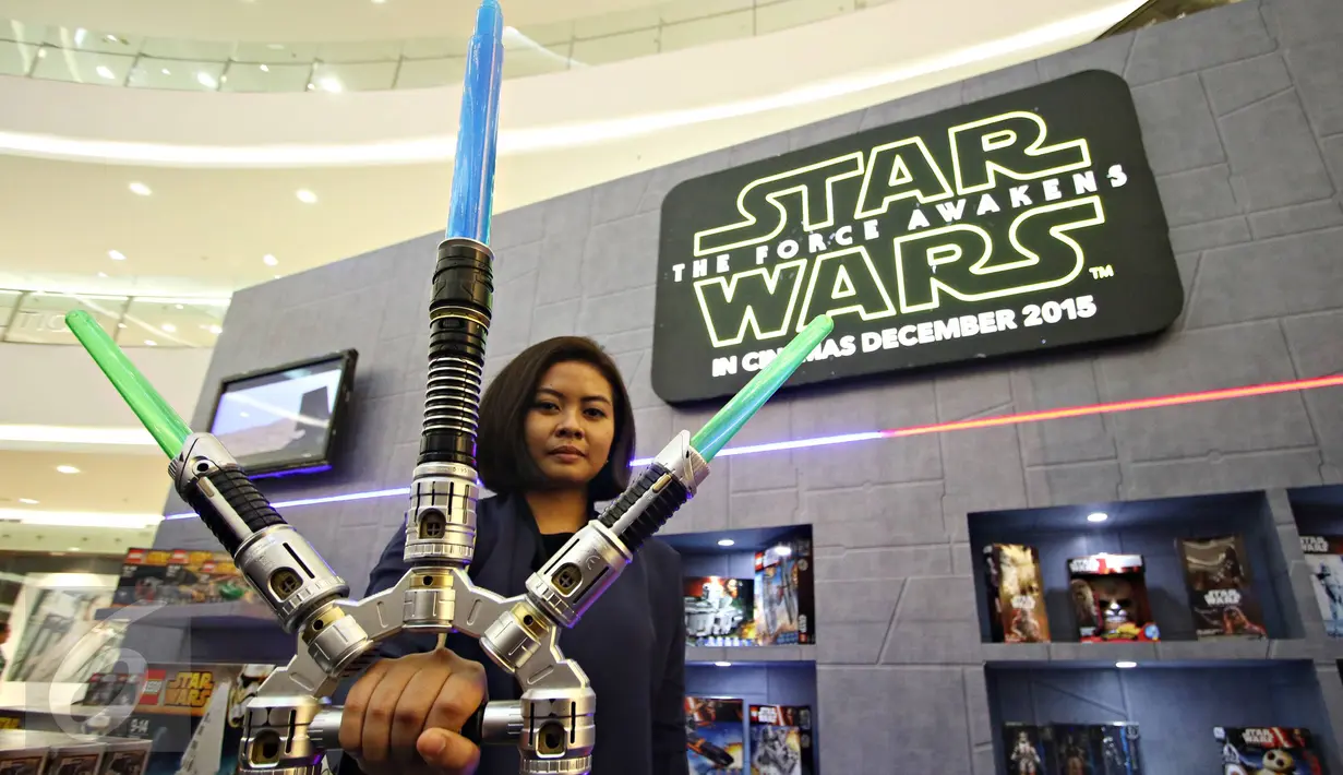 Panitia acara memegang replika senjata Star Wars di wahana dunia petualangan intergalaksi 'Star Wars: The Force Awekens', Jakarta, (7/12). Wahana berlangsung hingga 10 Januari 2016. (Liputan6.com/Immanuel Antonius)