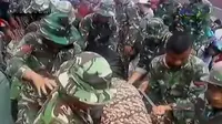 Video kiriman Fachrul memperlihatkan petugas TNI berupaya evakuasi korban