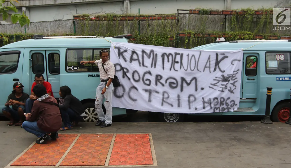 Sopir angkot M08 trayek Tanah Abang-Kota menggelar unjuk rasa di Jalan Jatibaru, Jakarta, Kamis (22/2). Puluhan sopir angkot mogok beroperasi dan memarkirkan kendaraannya di sekitar kolong jalan layang Jalan Jatibaru Bengkel. (Liputan6.com/Arya Manggala)