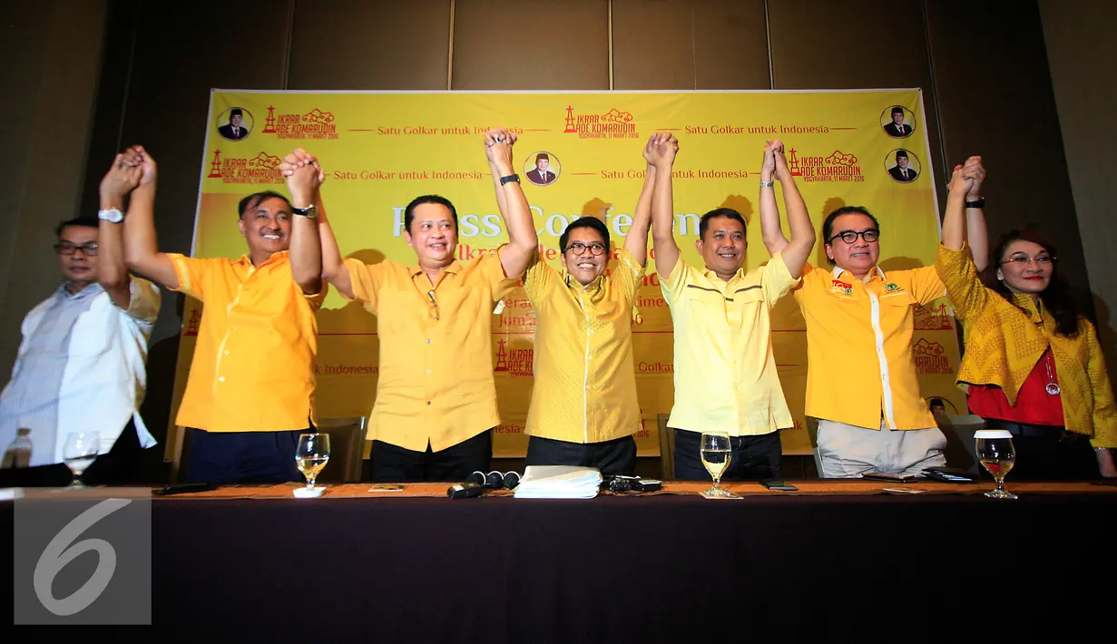 Sejumlah tim sukses Ade Kamomarudin mengangkat tangan siap untuk memenangkan dalam bursa pemilihan calon ketua umum DPP Golkar di Yogyakarta, Jumat (11/3/2016). Rencana  Munaslub akan di gelar pada tahun 2016. (Liputan6.com/Boy Harjanto)
