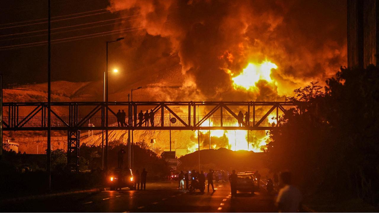 FOTO:  Serangan Udara Israel Memicu Kebakaran Besar Depot Minyak di Teheran