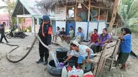 Desa Tilihuwa, Kecamatan Limboto, Kabupaten Gorontalo (kabgor) menerima distribusi air bersih (Arfandi Ibrahim/Liputan6.com)