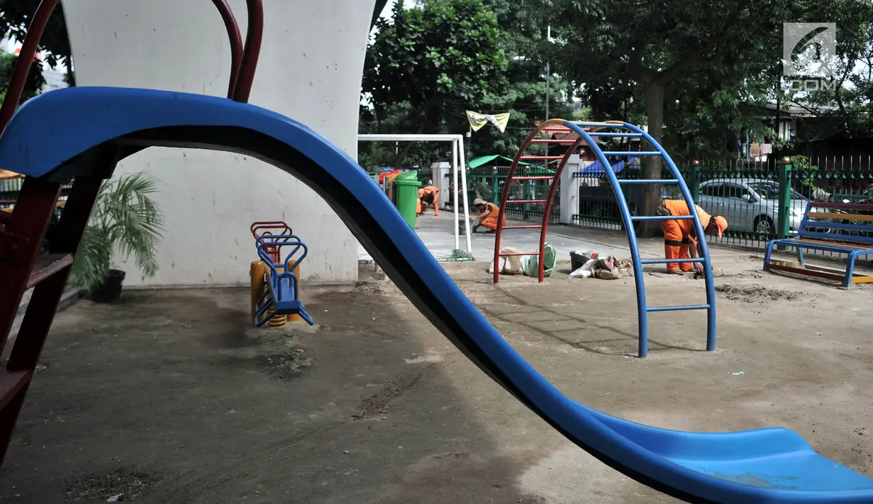 Petugas PPSU Kelurahan Pasar Baru memperbaiki lapangan saat perawatan Ruang Publik Terpadu Ramah Anak (RPTRA) Pintu Air, Pasar Baru, Jakarta, Selasa (23/4). Pihak Kelurahan Pasar Baru melakukan perawatan RPTRA Pintu Air dalam rangka memperbaiki fasilitas yang rusak. (Liputan6.com/Iqbal S. Nugroho)