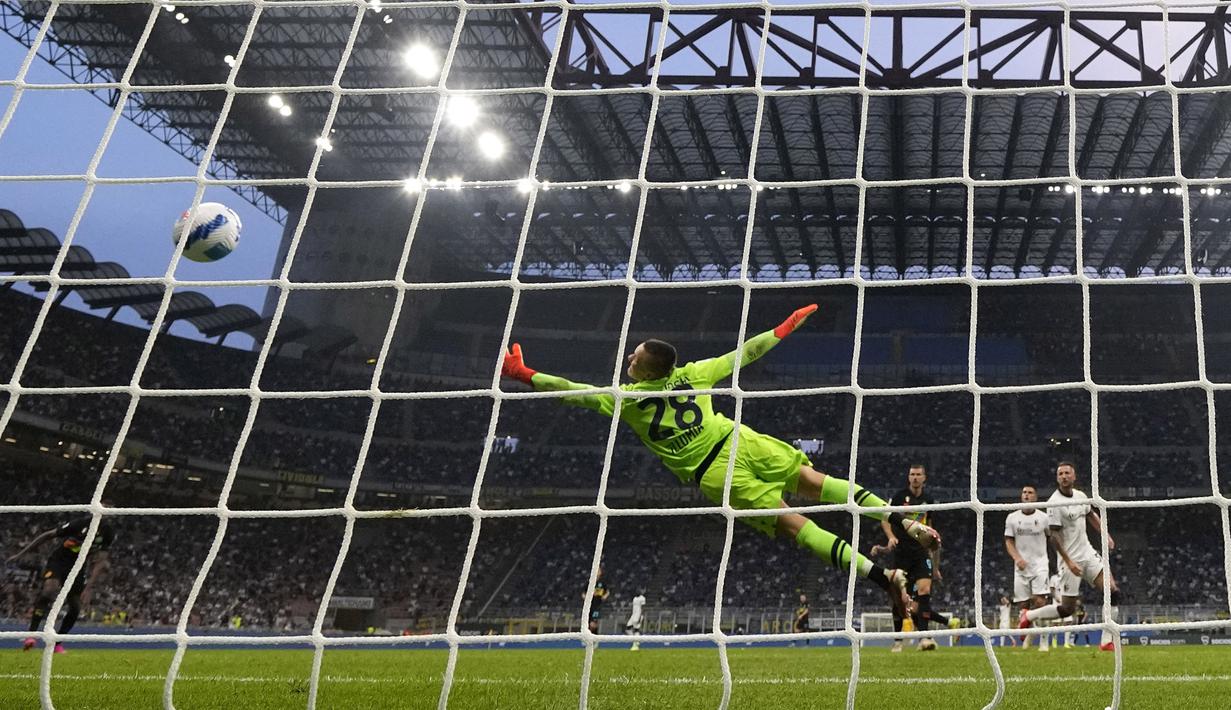 Inter Milan kembali menambah gol pada menit ke-63. Tendangan keras dari Edin Dzeko ke arah kiri gawang Lukasz Skorupski usai menerima umpan Marcelo Brozovic mengubah skor menjadi 5-0. (AP/Luca Bruno)