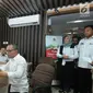 Menteri Ketenagakerjaan (Menaker) M Hanif Dhakiri (tengah) memeriksa kesiapan petugas Posko Peduli Lebaran 2018 di Gedung B Kemenaker, Jakarta, Senin (28/5). Posko juga menerima aduan pemasalahan seputar THR. (Liputan6.com/Helmi Fithriansyah)