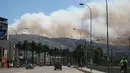 Kepulan asap dari kebakaran besar yang melanda kota pantai Valparaiso di Chile, Senin (2/1). Para penyidik telah dikerahkan ke lokasi kebakaran untuk melakukan penyelidikan lebih lanjut. (REUTERS/Rodrigo Garrido)