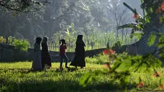 Orang-orang mengunjungi pemakaman massal di Taman Peringatan Tsunami Siron di Siron, provinsi Aceh (26/12/2021). Sejumlah warga mendatangi Kuburan Massal Siron untuk memenjatkan doa saat peringatan 17 tahun musibah gempa dan tsunami Aceh 2004. (AFP/Chaideer Mahyuddin)