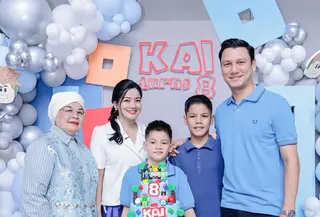 Dari rasa sedih karena anak lebih dekat ke ayah hingga rutinitas pelukan setiap jam, Titi Kamal membagikan sisi lain parenting yang penuh dinamika jelang anak memasuki usia remaja. [@titi_kamall].