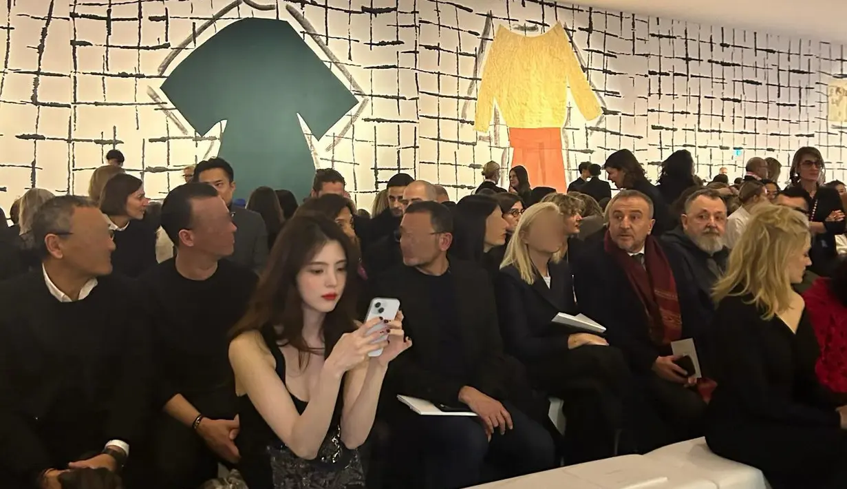 Pakaian Han So Hee juga mendapat perhatian dari netizen karena penampilan anggunnya dalam balutan lace dress hitam. (Foto: Instagram/ xeesoxee)