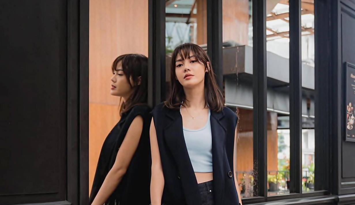 Sosok Della Dartyan memang menjadi salah satu selebriti wanita yang kerap tampil dengan gaya rambut pendek. Dalam beberapa tahun belakangan ini gaya rambutnya paling panjang hanya sampai bahu. Menjadi salah satu penampilan ikoniknya, wanita kelahiran Yogyakarta ini kini makin terlihat muda dengan gaya rambut barunya. (Liputan6.com/IG/@delladartyan)